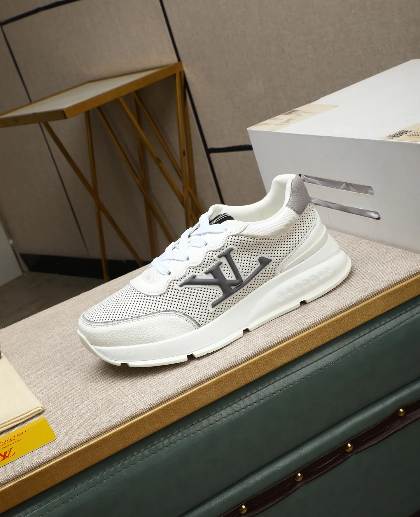 Men's shoes 💰460 📛📛【LOUIS VUITTON】Louis Vuitton official website synchronized new products 👟Milan fashion catwalk style 🇰🇾🇰🇾LV family logo, celebrity style, a must-have for fashionistas ⚠️First-layer calfskin ➕Genuine leather lining ➕Official website original version special outsole 👞Number 38-44